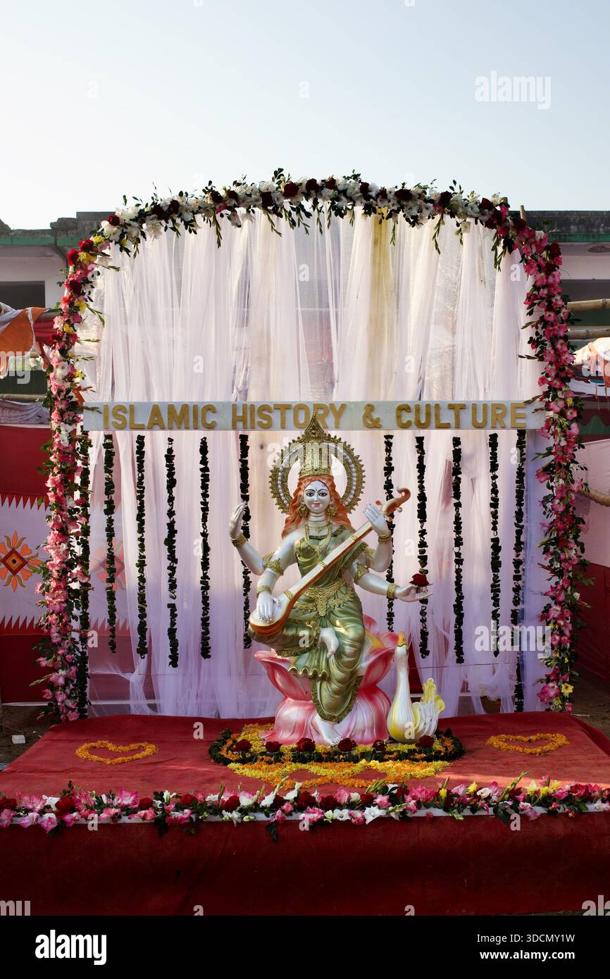 Exposition de Saraswati Puja au Jagannath Hall, Université de Dhaka, organisée par le Département de l'histoire islamique et de la culture, Dhaka, Bangladesh. Banque D'Images