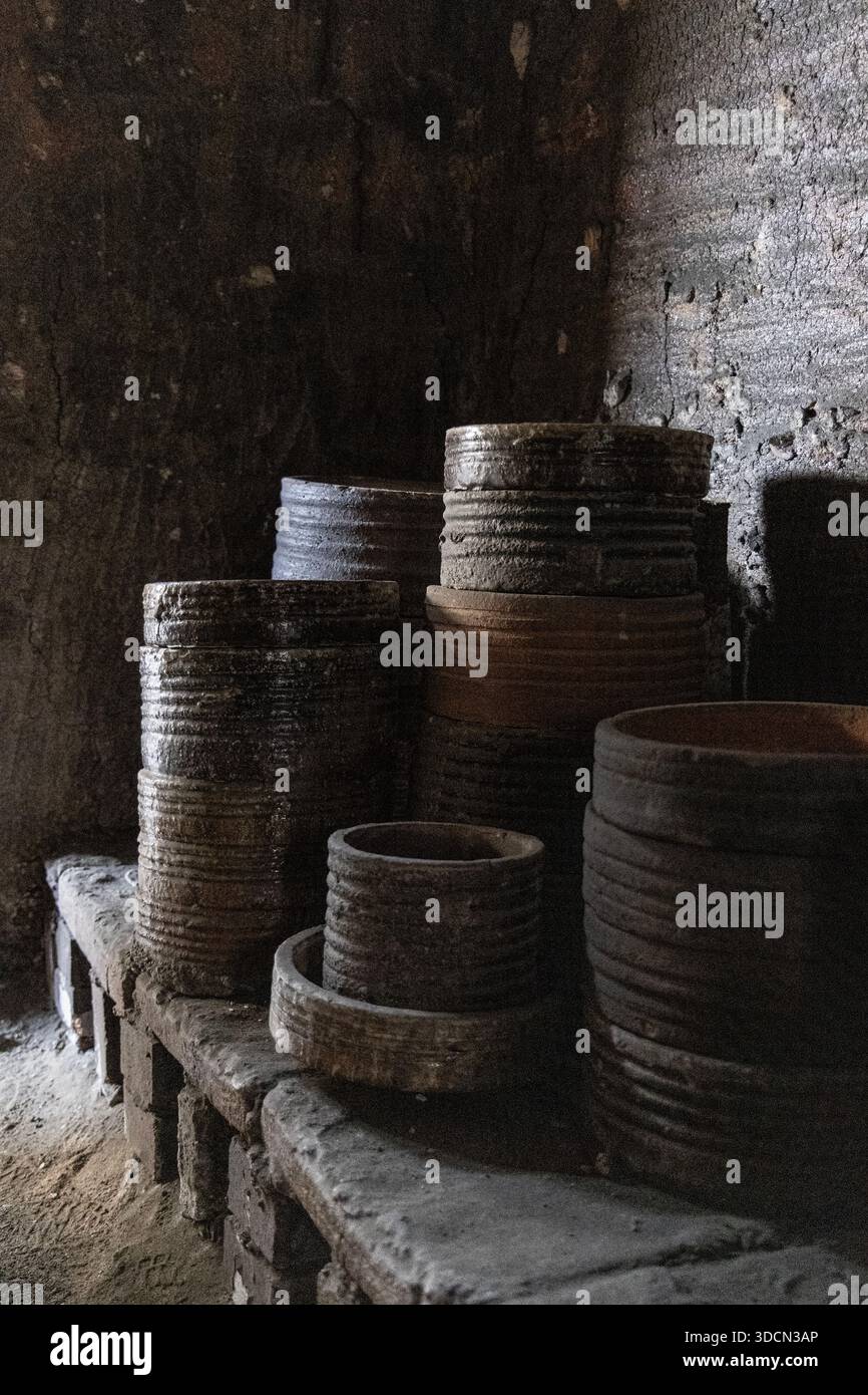 Pots en céramique à l'intérieur du four à anagama à la maison de Kawai Kanjiro, Kyoto, Japon Banque D'Images