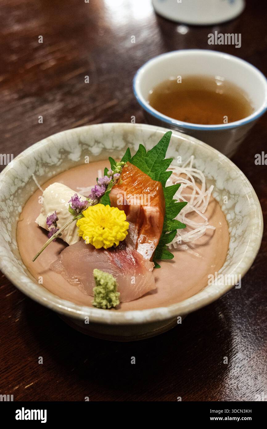 Sashimi, dîner traditionnel de kaiseki japonais composé de plusieurs plats au Kanaguya Onsen Ryokan, Shibu Onsen, Yudanaka, Nagano, Japon Banque D'Images