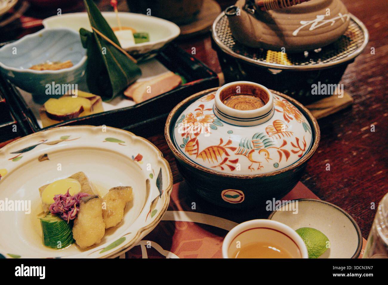 Dîner traditionnel de kaiseki japonais composé de plusieurs plats au Kanaguya Onsen Ryokan, Shibu Onsen, Yudanaka, Nagano, Japon Banque D'Images