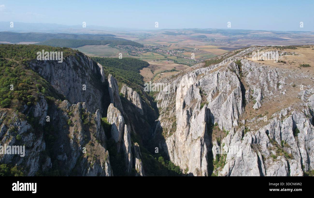 Voyage roumanie transilvania Cheile turzii canyon profond avec falaises calcaires spectaculaires et vallée verdoyante en été Banque D'Images