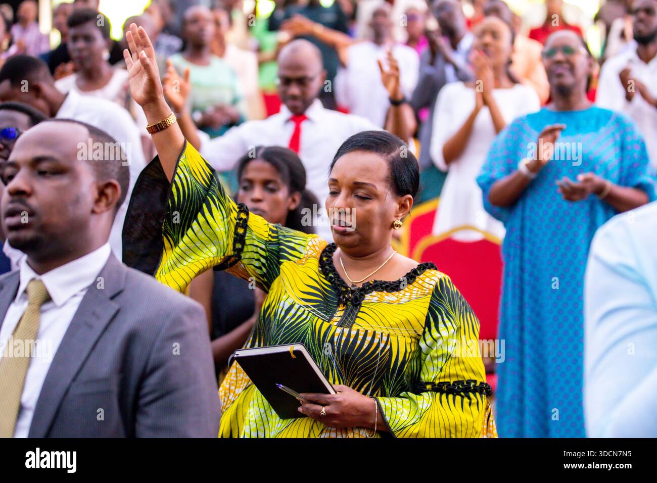 L'apôtre rwandais autoproclamé Joshua Masasu Ndagijimana dirige une congrégation à l'église évangélique de restauration Masoro à Kigali Banque D'Images