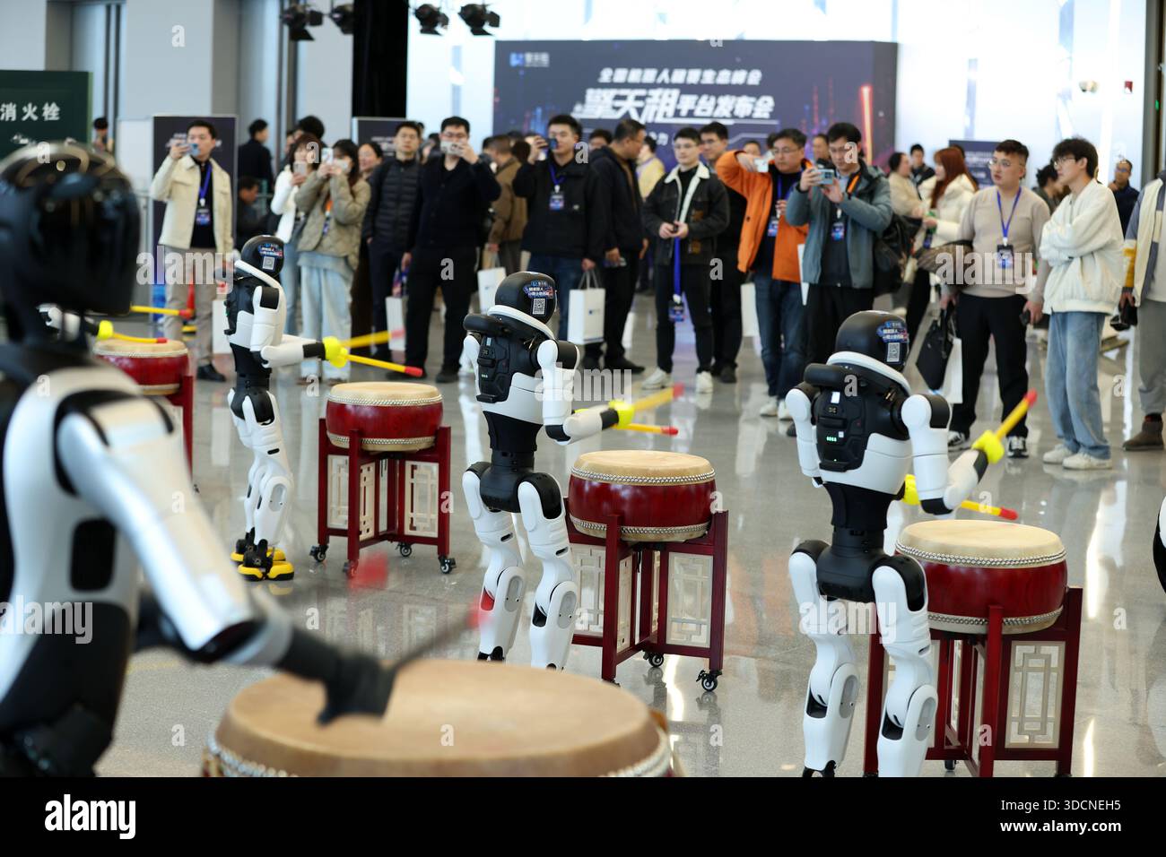 Shanghai, Chine.22th décembre 2025. Le Sommet national de l'écosystème de location de robots et la cérémonie de lancement de la plate-forme Qingtianzu ont eu lieu à Shanghai, où la première plate-forme ouverte de location de robots de Chine, Qingtianzu, a été officiellement lancée le 22 décembre 2025. La plateforme couvre actuellement 50 villes clés à travers le pays, implique plus de 600 fournisseurs de services et propose des services de location de robots avec plusieurs marques et modèles. Crédit : Tang Yanjun/China News Service/Alamy Live News Banque D'Images