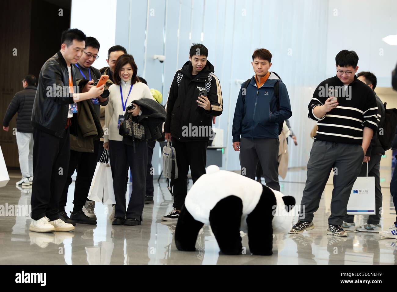 Shanghai, Chine.22th décembre 2025. Le Sommet national de l'écosystème de location de robots et la cérémonie de lancement de la plate-forme Qingtianzu ont eu lieu à Shanghai, où la première plate-forme ouverte de location de robots de Chine, Qingtianzu, a été officiellement lancée le 22 décembre 2025. La plateforme couvre actuellement 50 villes clés à travers le pays, implique plus de 600 fournisseurs de services et propose des services de location de robots avec plusieurs marques et modèles. Crédit : Tang Yanjun/China News Service/Alamy Live News Banque D'Images