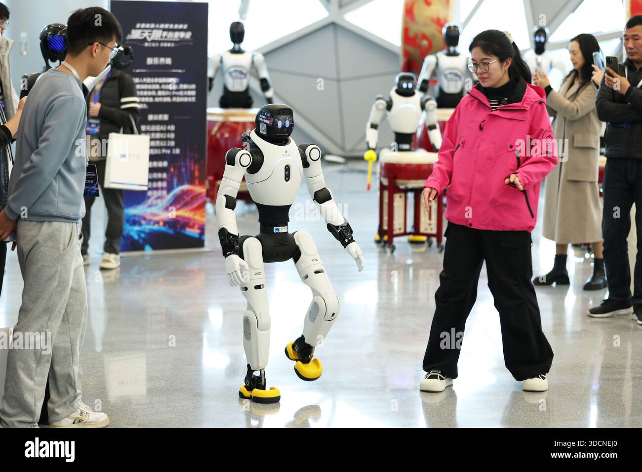 Shanghai, Chine.22th décembre 2025. Le Sommet national de l'écosystème de location de robots et la cérémonie de lancement de la plate-forme Qingtianzu ont eu lieu à Shanghai, où la première plate-forme ouverte de location de robots de Chine, Qingtianzu, a été officiellement lancée le 22 décembre 2025. La plateforme couvre actuellement 50 villes clés à travers le pays, implique plus de 600 fournisseurs de services et propose des services de location de robots avec plusieurs marques et modèles. Crédit : Tang Yanjun/China News Service/Alamy Live News Banque D'Images