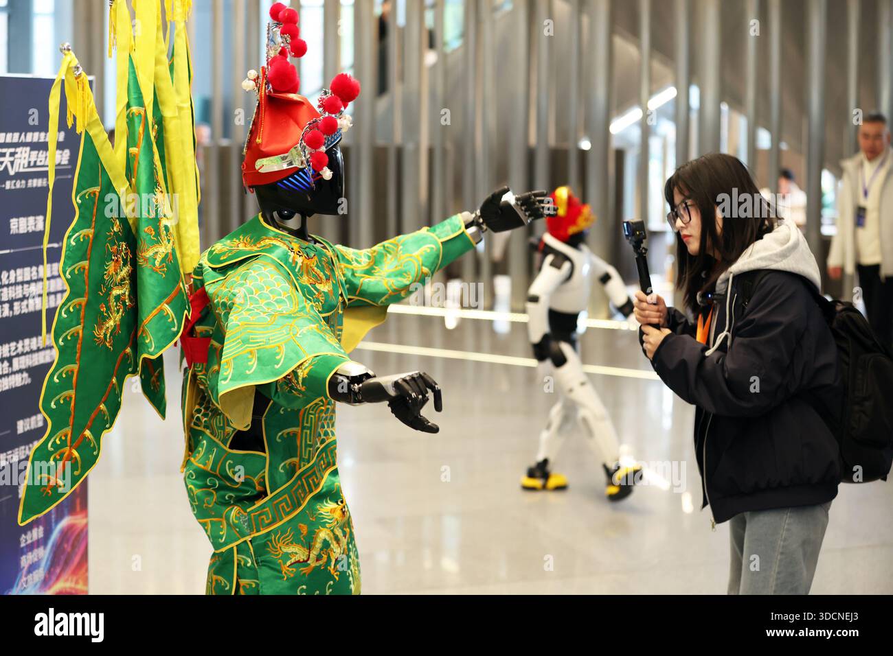Shanghai, Chine.22th décembre 2025. Le Sommet national de l'écosystème de location de robots et la cérémonie de lancement de la plate-forme Qingtianzu ont eu lieu à Shanghai, où la première plate-forme ouverte de location de robots de Chine, Qingtianzu, a été officiellement lancée le 22 décembre 2025. La plateforme couvre actuellement 50 villes clés à travers le pays, implique plus de 600 fournisseurs de services et propose des services de location de robots avec plusieurs marques et modèles. Crédit : Tang Yanjun/China News Service/Alamy Live News Banque D'Images