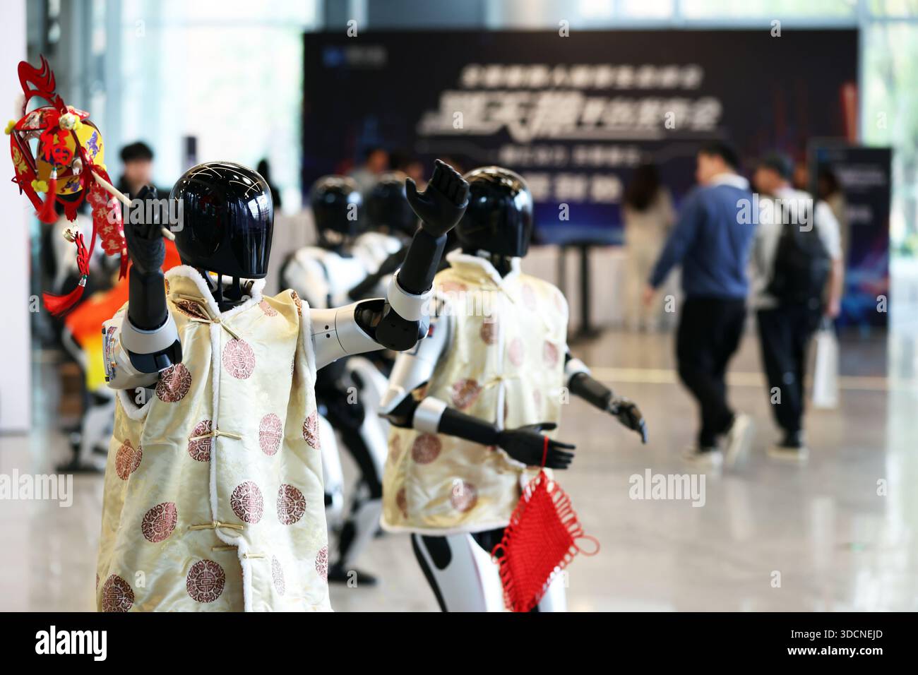 Shanghai, Chine.22th décembre 2025. Le Sommet national de l'écosystème de location de robots et la cérémonie de lancement de la plate-forme Qingtianzu ont eu lieu à Shanghai, où la première plate-forme ouverte de location de robots de Chine, Qingtianzu, a été officiellement lancée le 22 décembre 2025. La plateforme couvre actuellement 50 villes clés à travers le pays, implique plus de 600 fournisseurs de services et propose des services de location de robots avec plusieurs marques et modèles. Crédit : Tang Yanjun/China News Service/Alamy Live News Banque D'Images