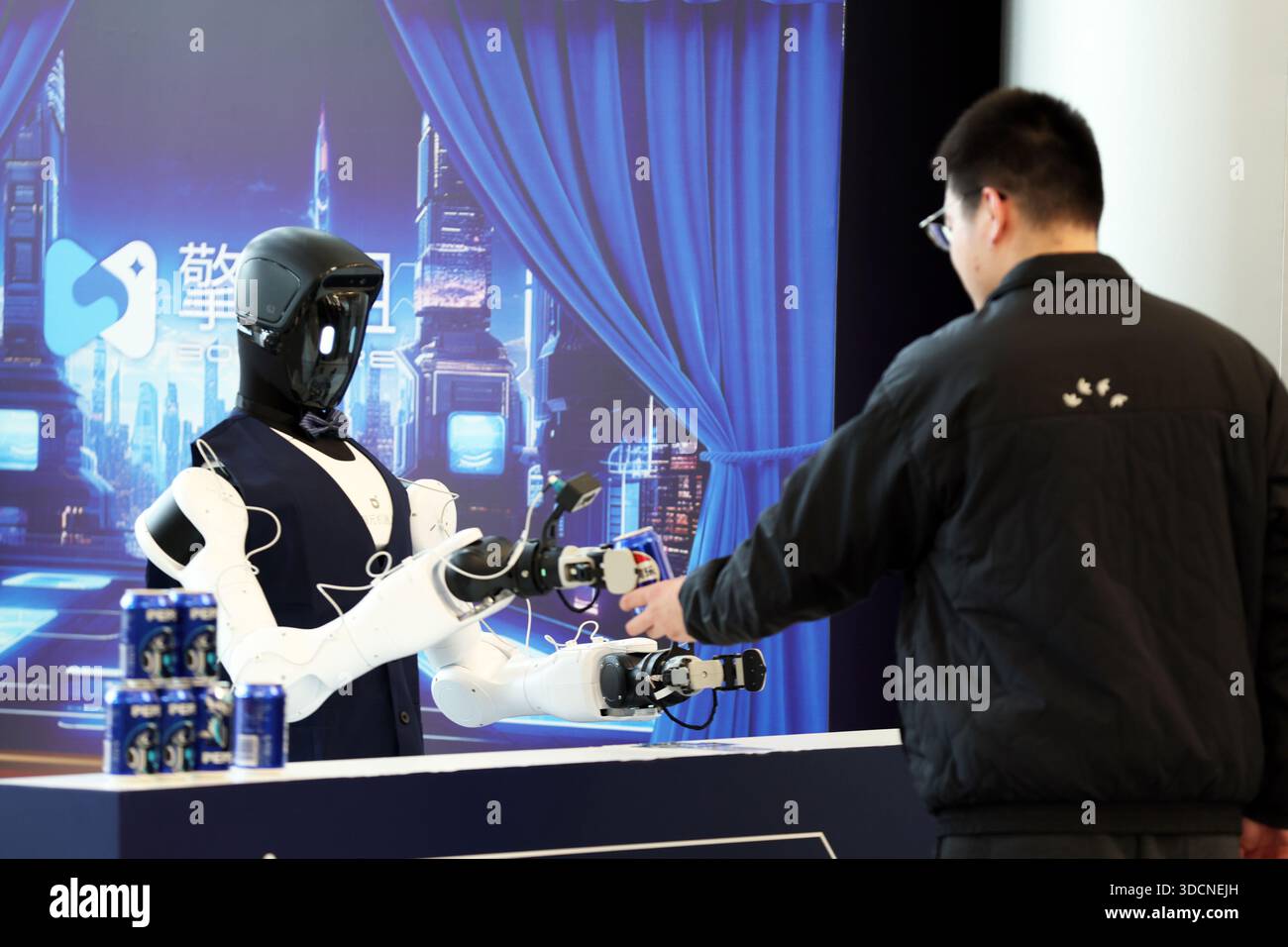 Shanghai, Chine.22th décembre 2025. Le Sommet national de l'écosystème de location de robots et la cérémonie de lancement de la plate-forme Qingtianzu ont eu lieu à Shanghai, où la première plate-forme ouverte de location de robots de Chine, Qingtianzu, a été officiellement lancée le 22 décembre 2025. La plateforme couvre actuellement 50 villes clés à travers le pays, implique plus de 600 fournisseurs de services et propose des services de location de robots avec plusieurs marques et modèles. Crédit : Tang Yanjun/China News Service/Alamy Live News Banque D'Images