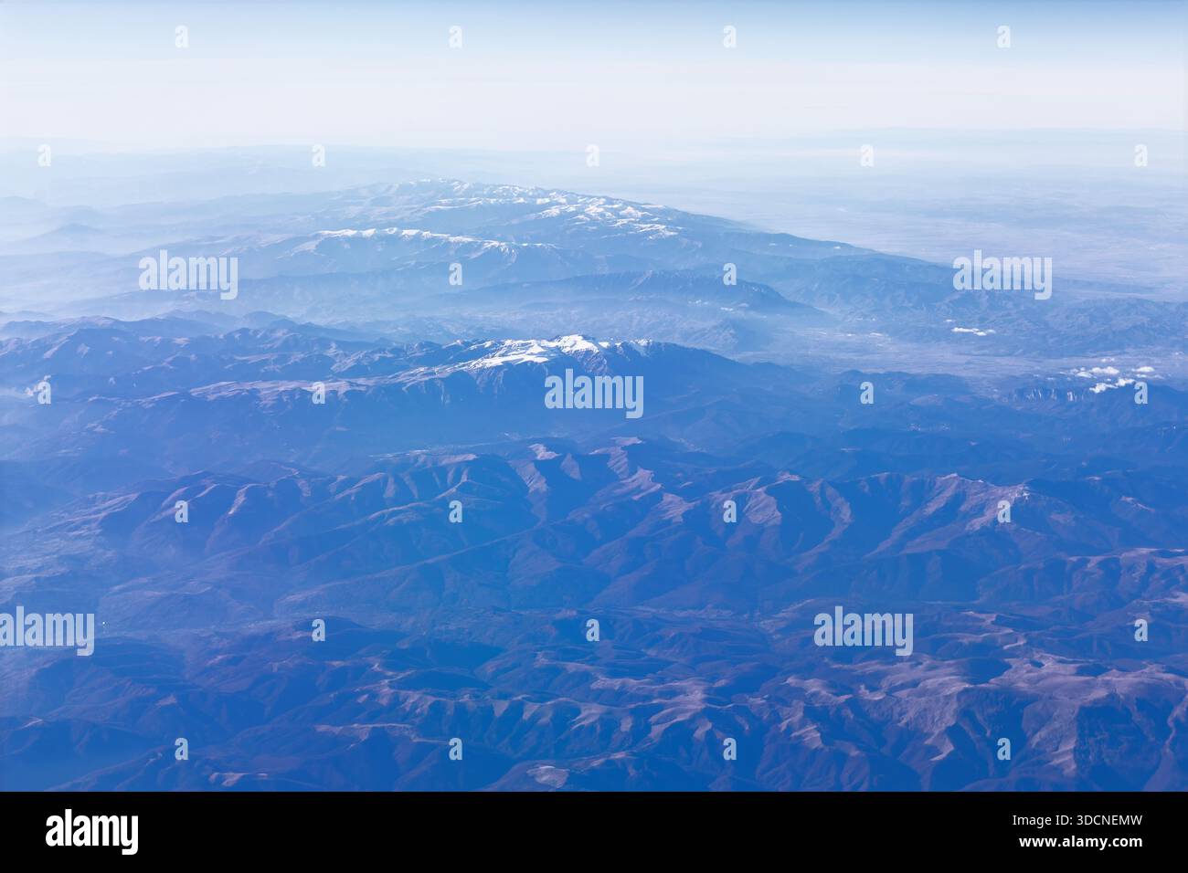 Vaste chaîne accidentée de la montagne Munella dans le nord de l'Albanie, présentant des pentes et des sommets enneigés. Beauté naturelle du parc naturel vital merveilleux Banque D'Images