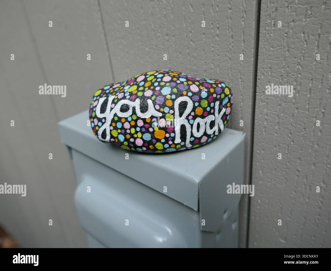 Vous rocher la gentillesse rocher sur la boîte de service électrique en métal Banque D'Images