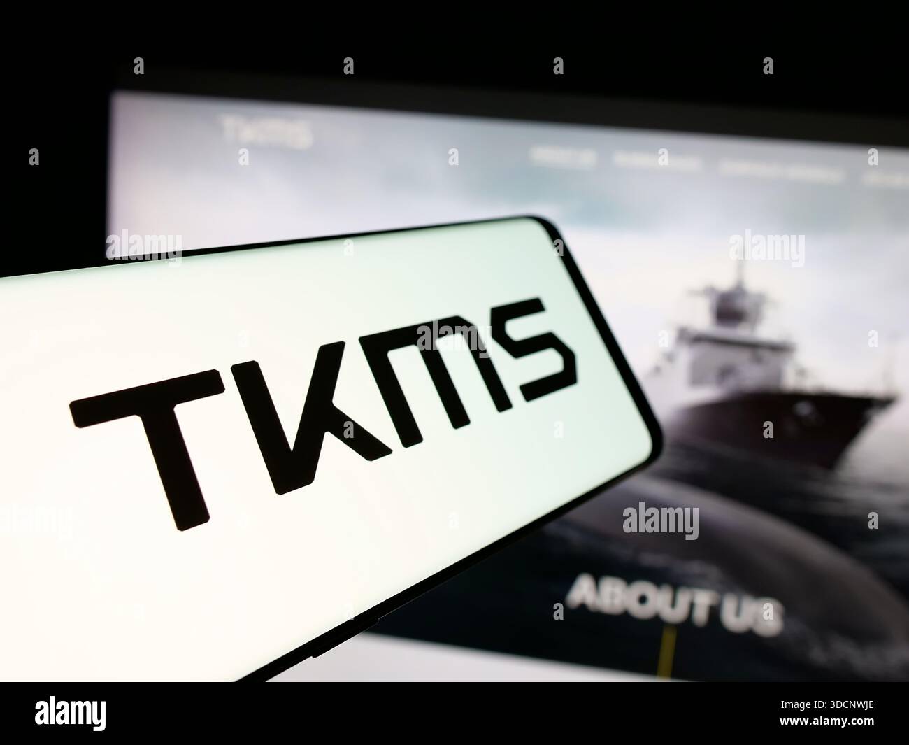 Dans cette illustration photo, un smartphone avec le logo de la société ThyssenKrupp Marine Systems (TKMS) est vu sur l'écran en face du site. Banque D'Images
