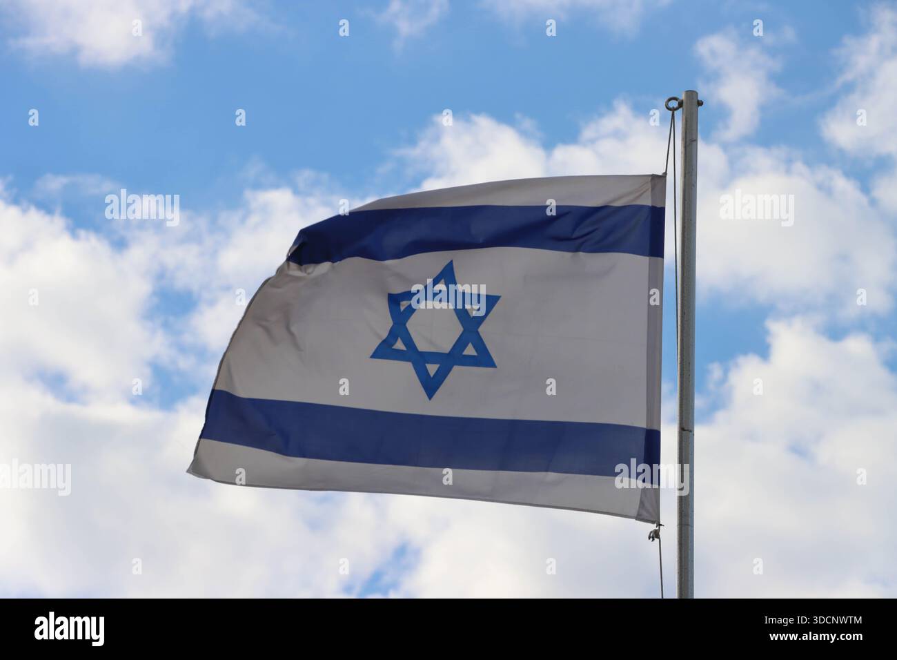 Un drapeau israélien flotte dans le vent, à tel Aviv, Israël, le 19 décembre 2025. Photo de Raquel G. Frohlich. Banque D'Images
