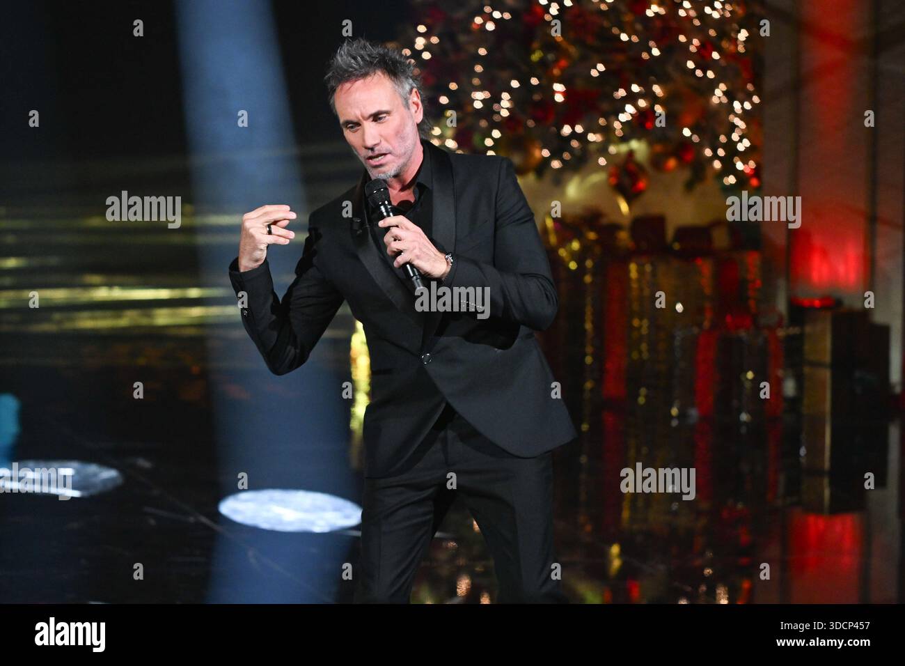 Milan, Italie. 24 décembre 2025. Milan, RAI 1 programme 'dîner de Noël' animé par Antonella Clerici. Photo : Nek Credit : Agence photo indépendante/Alamy Live News Banque D'Images