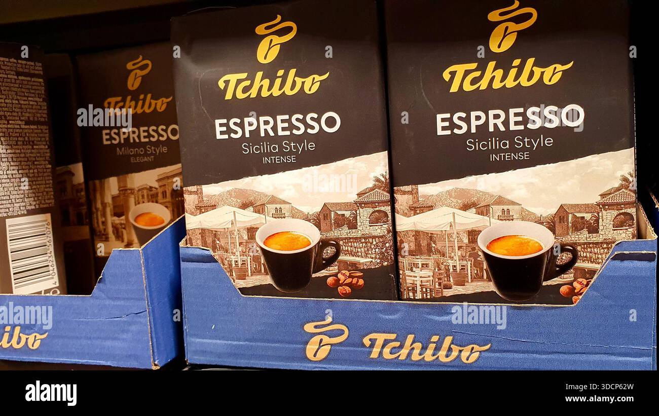 Tchibo est une marque allemande renommée qui propose une large gamme de produits de café de haute qualité Banque D'Images