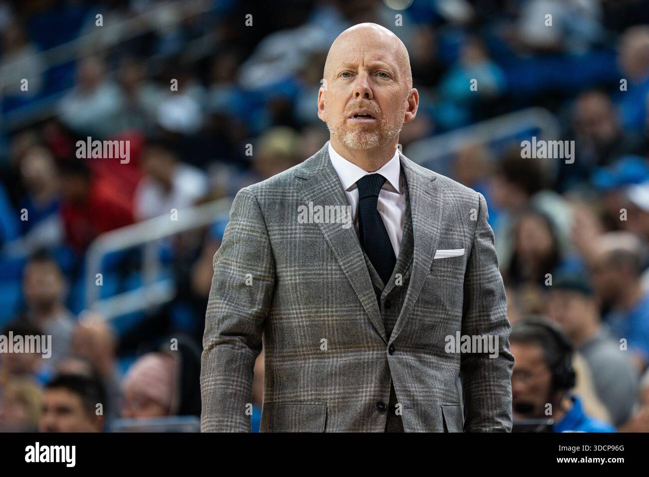 Mick Cronin, entraîneur-chef des Bruins de l'UCLA, lors d'un match de basket-ball de la NCAA contre les UC Riverside Highlanders, mardi 23 décembre 2025, au Pauley Pavilion, à Westwood, EN CALIFORNIE, les Bruins ont battu les Highlanders 97-65. (Jon Endow/image du sport) Banque D'Images