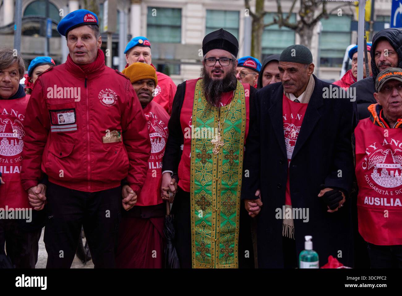 Milan, Italie. 24 décembre 2025. Preghiera interreligiosa Organizata dai City Angels con distribuzione di cibo ai senzatetto in Stazione centrale, Milano (Italia) Mercoledì 24 Dicembre 2025 (Foto Claudio Furlan/LaPresse) prière interreligieuse organisée par City Angels avec distribution de nourriture aux sans-abri à la gare centrale de Milan (Italie) mercredi 24 décembre 2025 (photo Claudio Furlan/LaPresse) crédit : LaPresse/Alamy Live News Banque D'Images