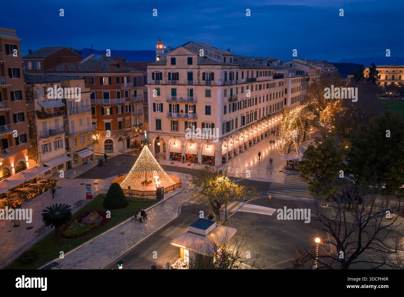 Vue aérienne de la place festive Spianada et de la promenade historique de Liston dans la vieille ville de Corfou, en Grèce, illuminée de lumières de Noël et d'un grand arbre Banque D'Images