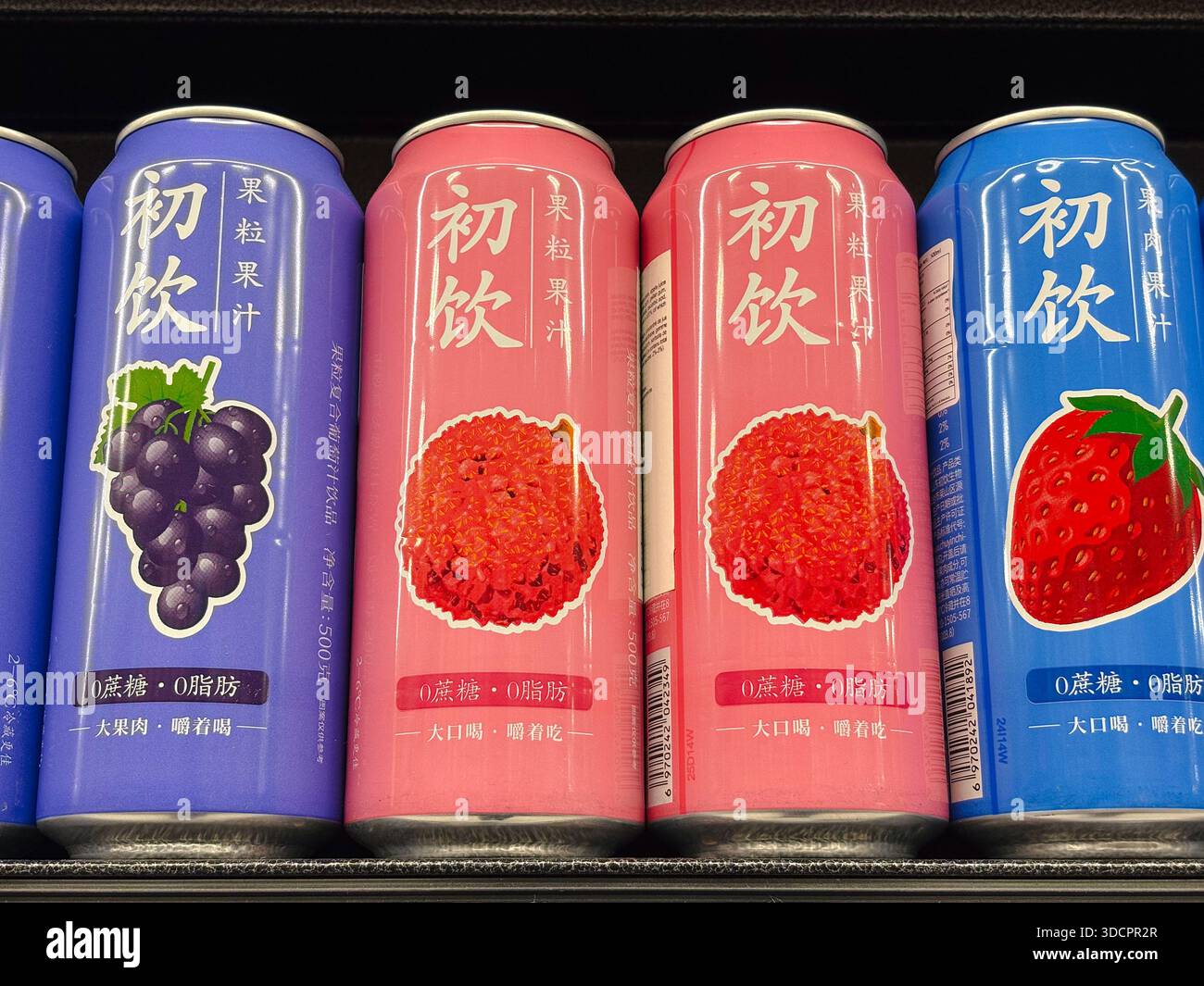 Chuyin (初饮) boîtes de jus de fruits. Boissons, boissons gazeuses, boissons en conserve. Saveurs de raisin, litchi et fraise dans un supermarché chinois. Banque D'Images