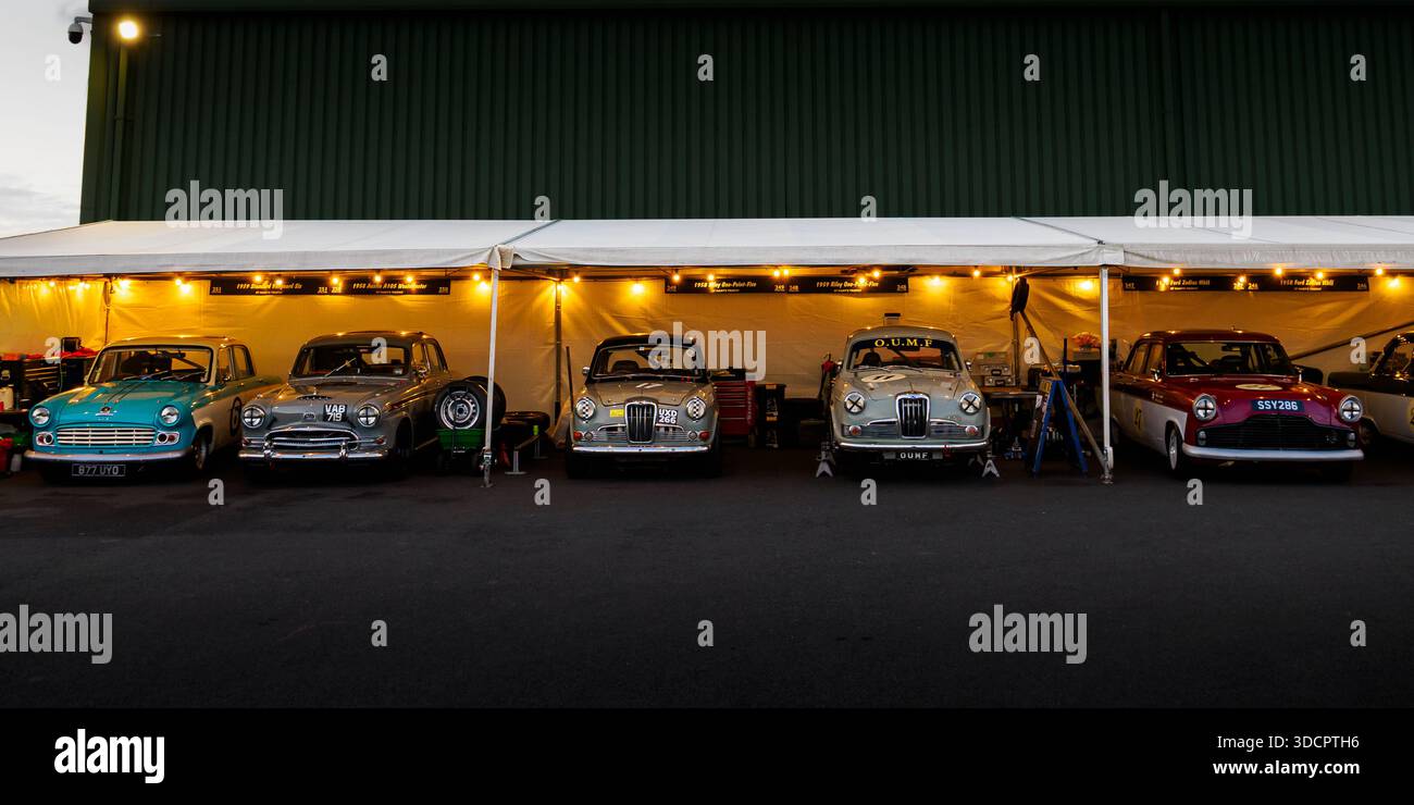 Une ligne de voitures de course classiques dans le paddock au Goodwood Revival 2025 Banque D'Images
