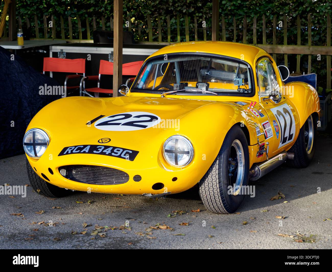 1963 Ginetta G4 en course dans le paddock au Goodwood Revival 2025 Banque D'Images
