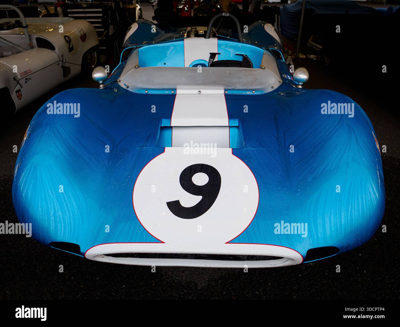 Une voiture de course blue1964 Huffaker Genie Chevrolet Mk10, Goodwood Revival, West Sussex UK Banque D'Images