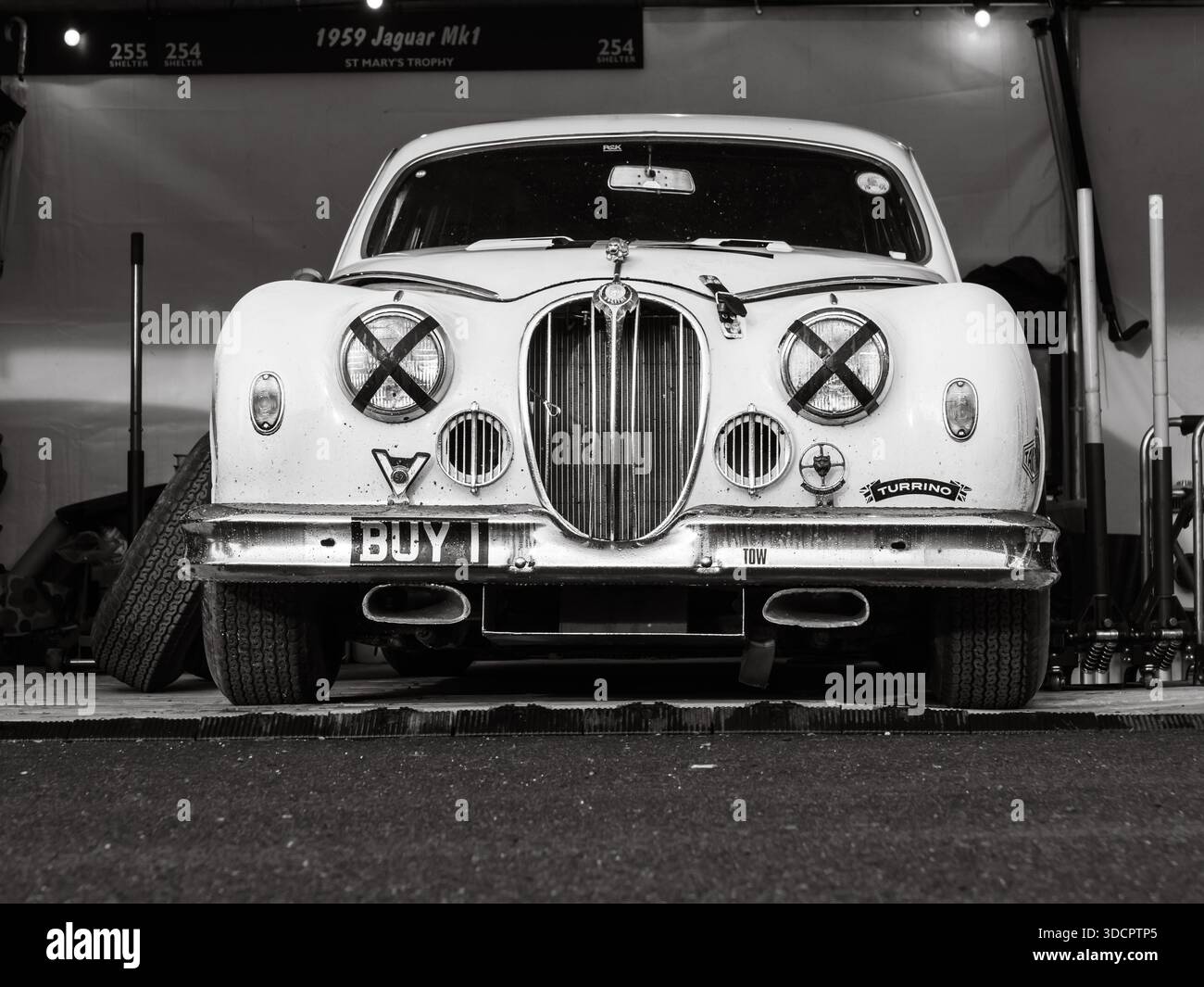 1959 Jaguar Mk1 dans le paddock au Goodwood Revival 2025 en Black&White Banque D'Images