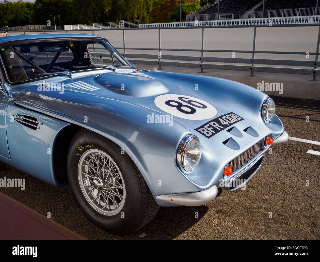 Un 1964 TVR Griffith 400 bleu dans la voie des stands du circuit automobile Goodwood 2025 Banque D'Images