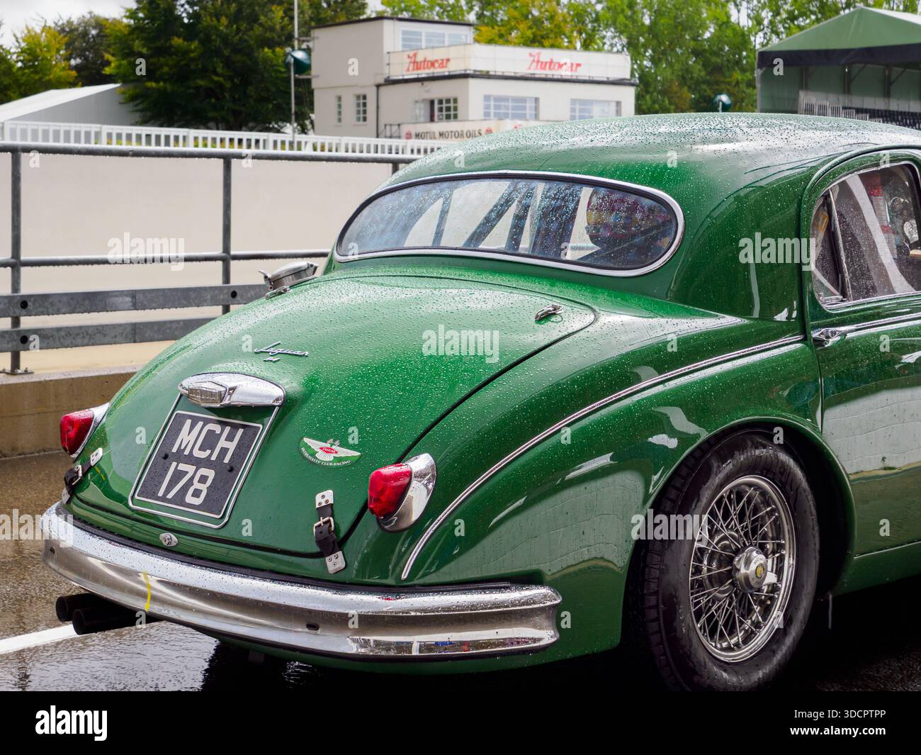 1958 Lister Jaguar Mk1 berline 3,4 litres dans la voie des stands sous la pluie au Goodwood Revival 2025 Banque D'Images