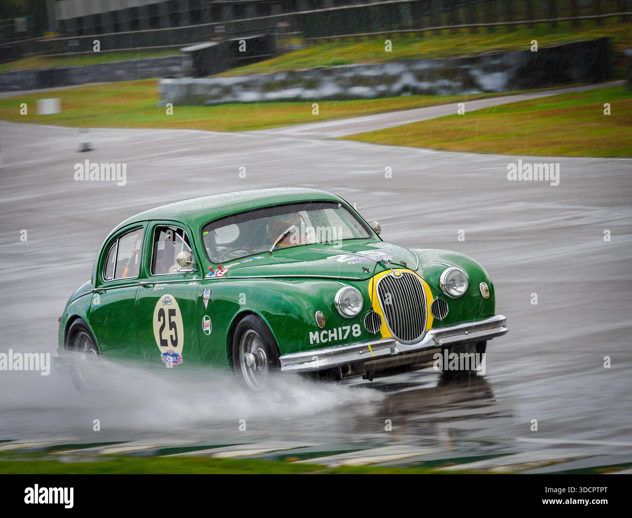 1958 Lister Jaguar Mk1 berline de 3,4 litres roulant sous la pluie au Goodwood Revival 2025 Banque D'Images