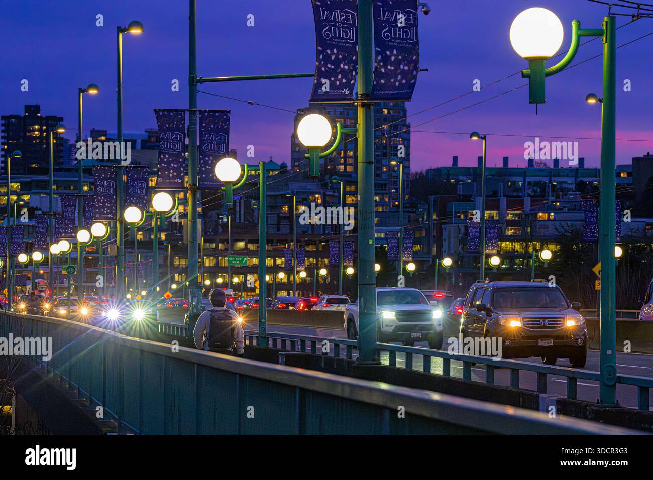 Pont Cambie, circulation aux heures de pointe, nuit, Vancouver, Colombie-Britannique, Canada Banque D'Images