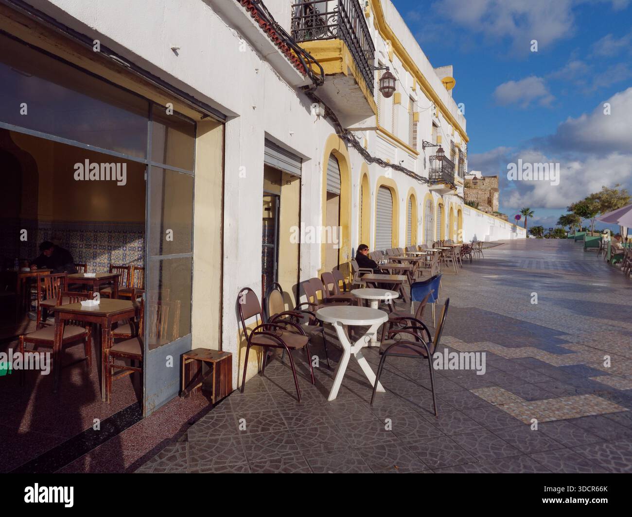 Espace terrasse d'un café/restaurant jaune et blanc avec table et chaises en plein air à Tanger, Maroc. 24 déc. 2025 Banque D'Images
