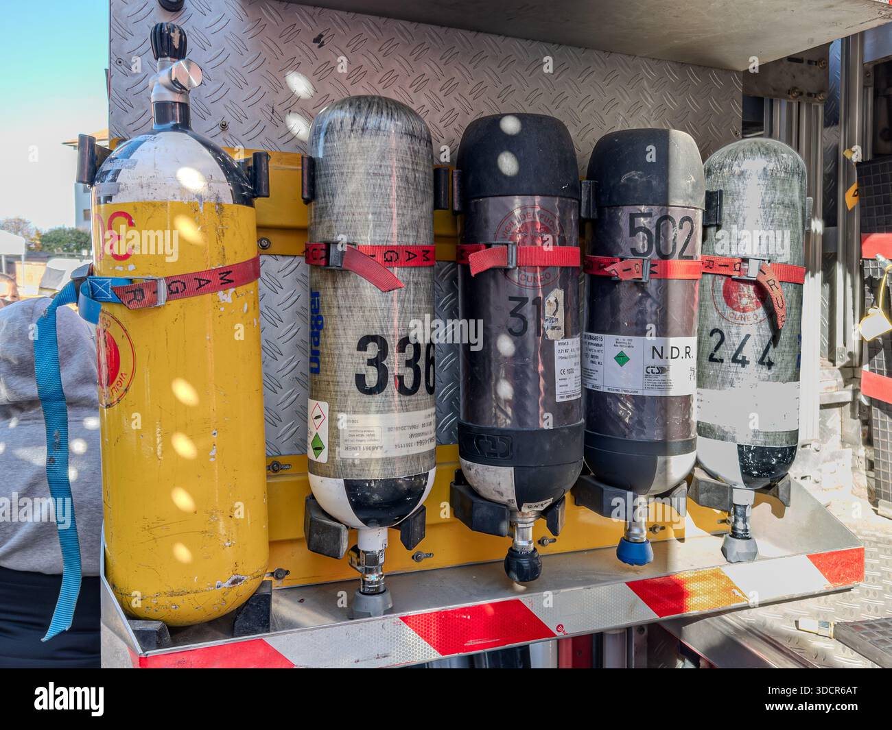 Italia - 04 novembre 2025 : bouteilles d'oxygène pour pompiers dans un camion de pompiers ouvert Banque D'Images