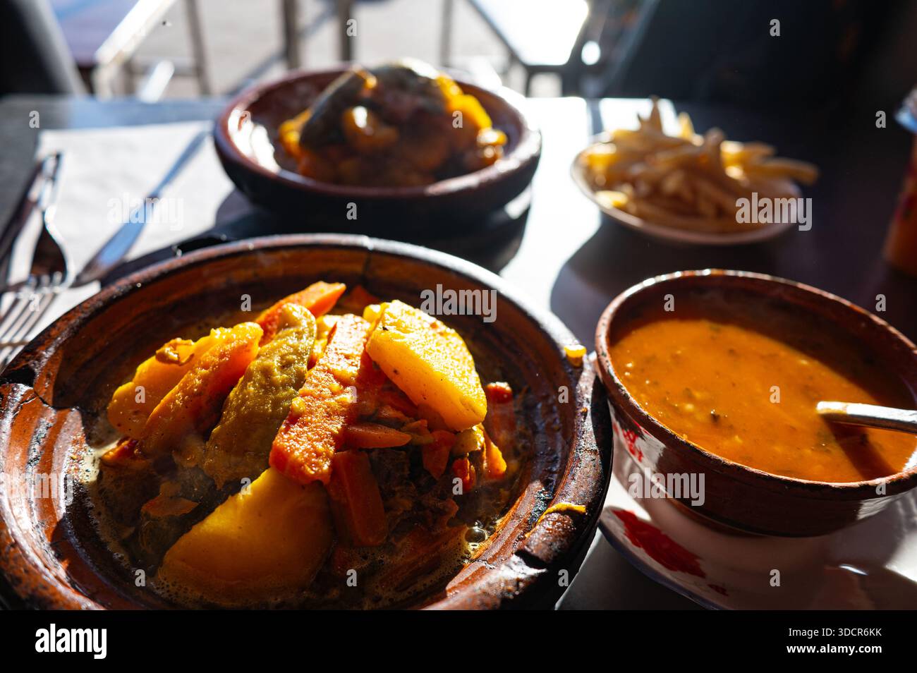 Tajine marocain fait main en argile de 2,5 L