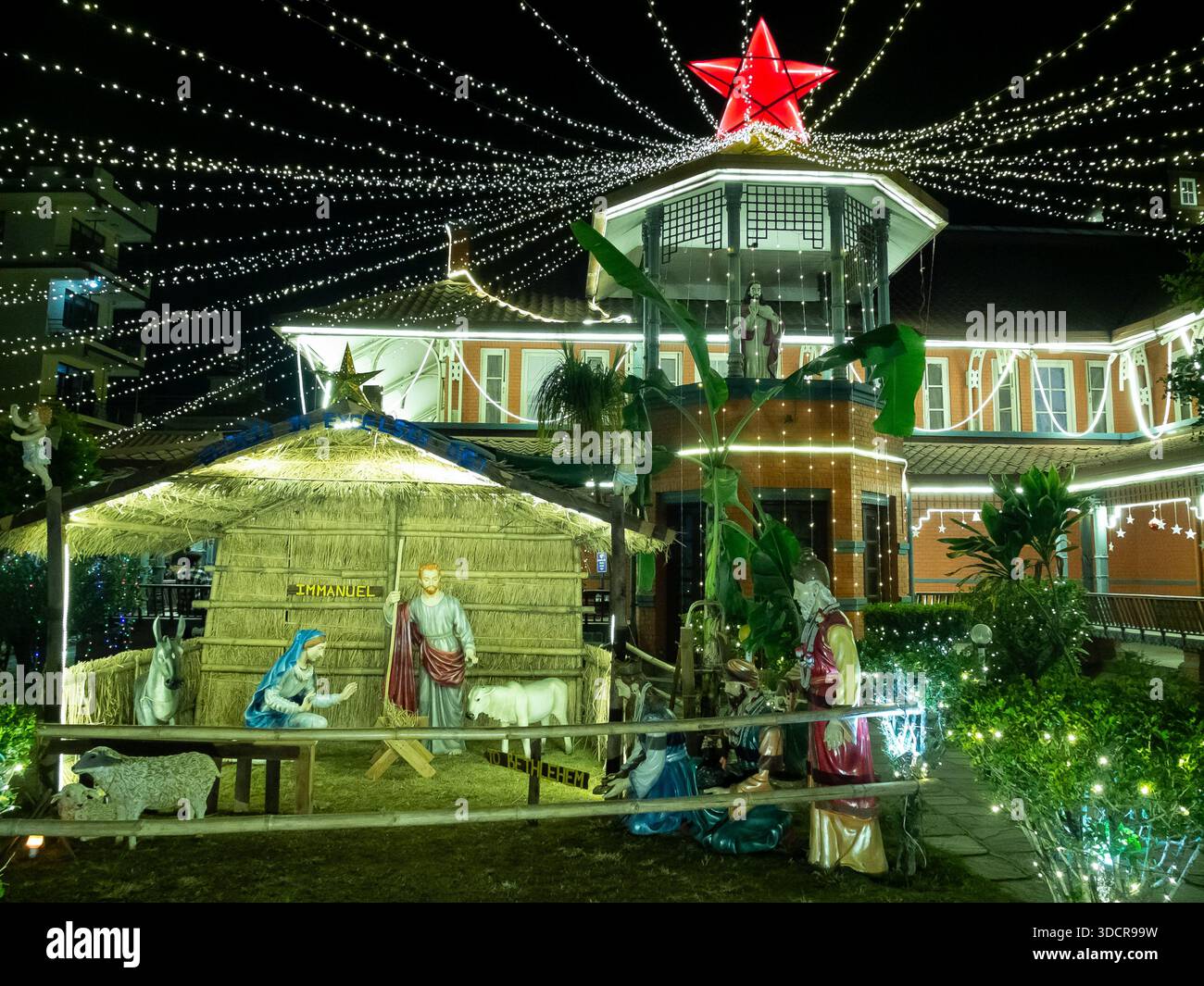 La décoration et l'éclairage dans l'église pendant la célébration du réveillon de Noël. Noël est un festival annuel commémorant la naissance de Jésus-Christ, observé comme une célébration religieuse et culturelle parmi les gens du monde entier. Banque D'Images