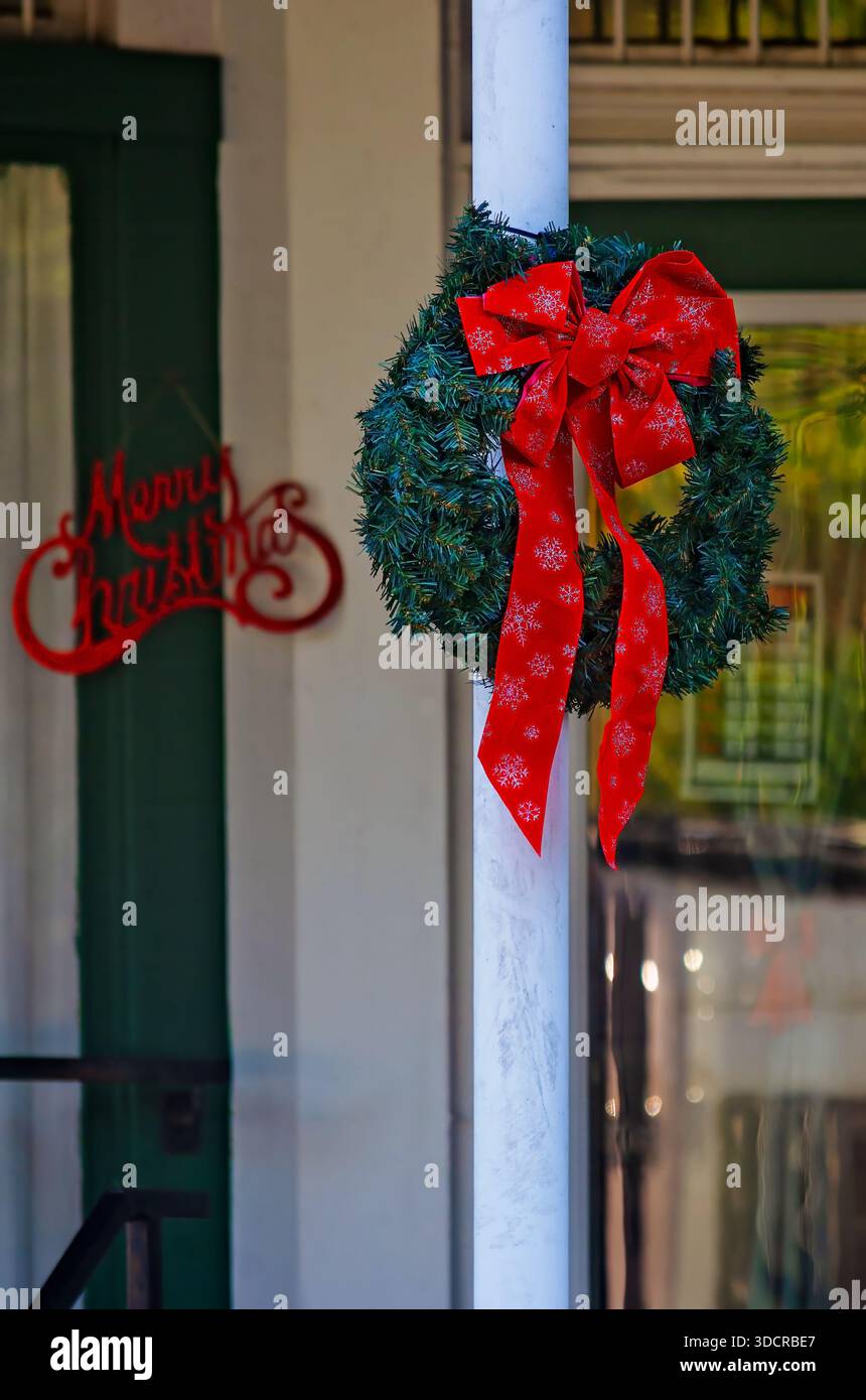 Une couronne de Noël est suspendue devant une entreprise, Dec. 10, 2025, à Grand Bay, Alabama. Banque D'Images