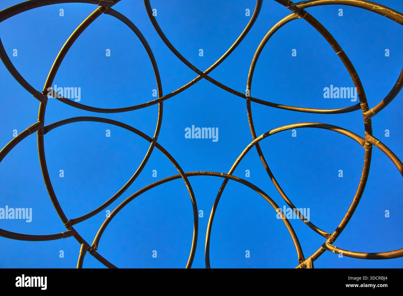 Structure d'anneau d'or contre Blue Sky Temple spirituel abstrait au coucher du soleil Banque D'Images