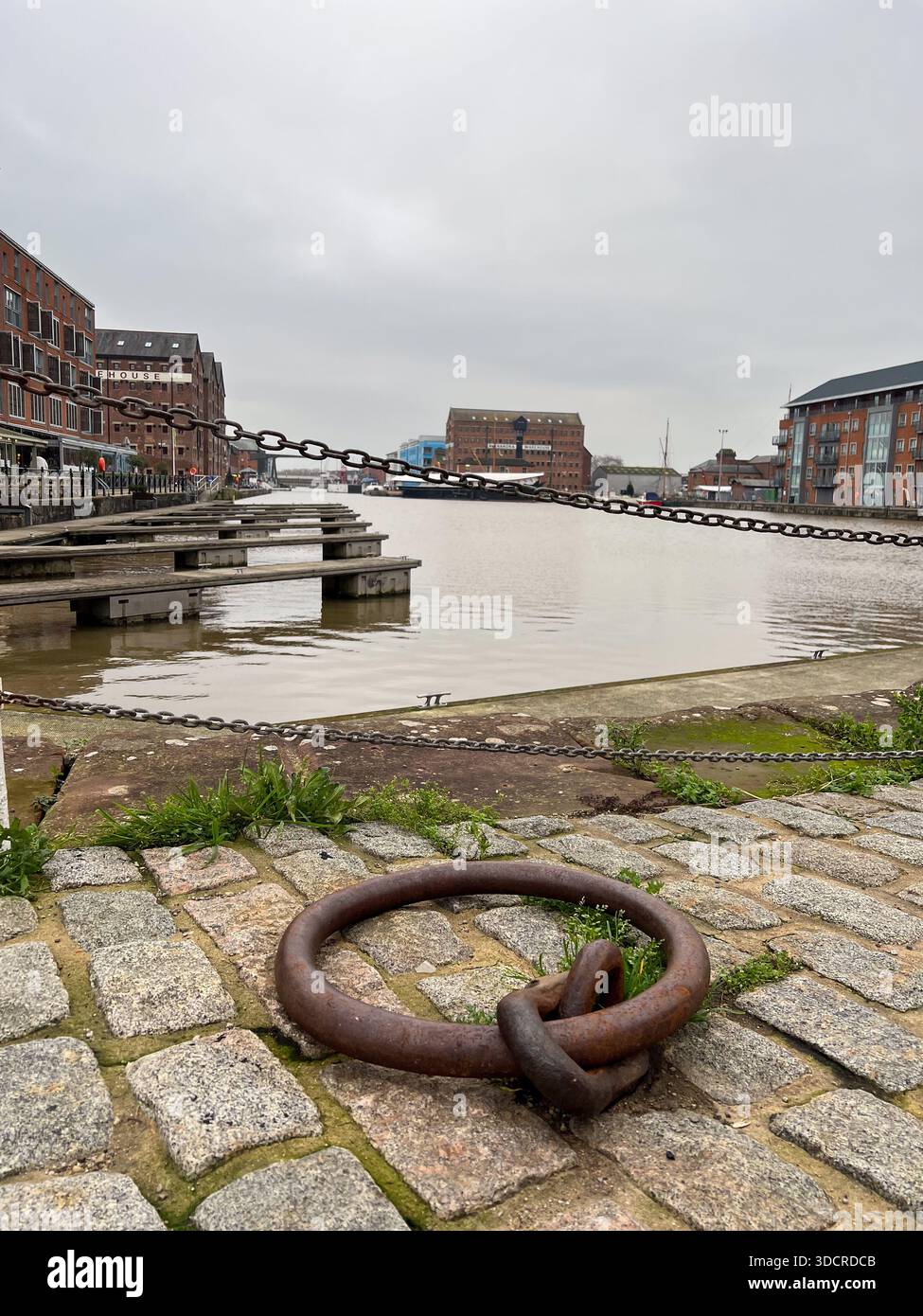 Anneau et chaîne d'amarrage rouillés à Gloucester Docks, Royaume-Uni Banque D'Images