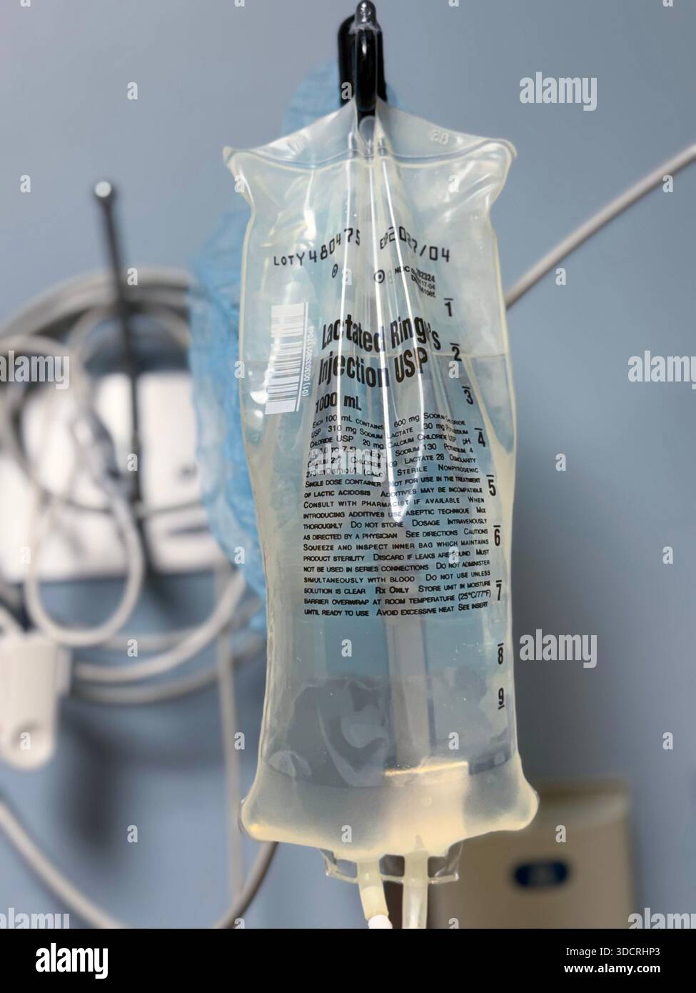 Une salle de chirurgie ambulatoire propre et moderne avec une table d'opération, des lumières chirurgicales, du matériel de surveillance et des instruments stériles disposés pour être efficaces Banque D'Images