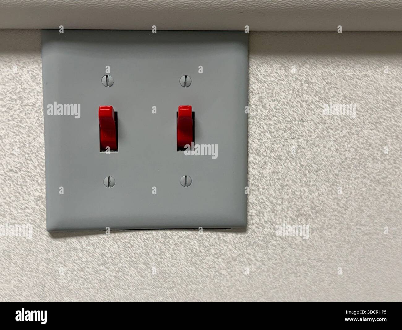 Une salle de chirurgie ambulatoire propre et moderne avec une table d'opération, des lumières chirurgicales, du matériel de surveillance et des instruments stériles disposés pour être efficaces Banque D'Images