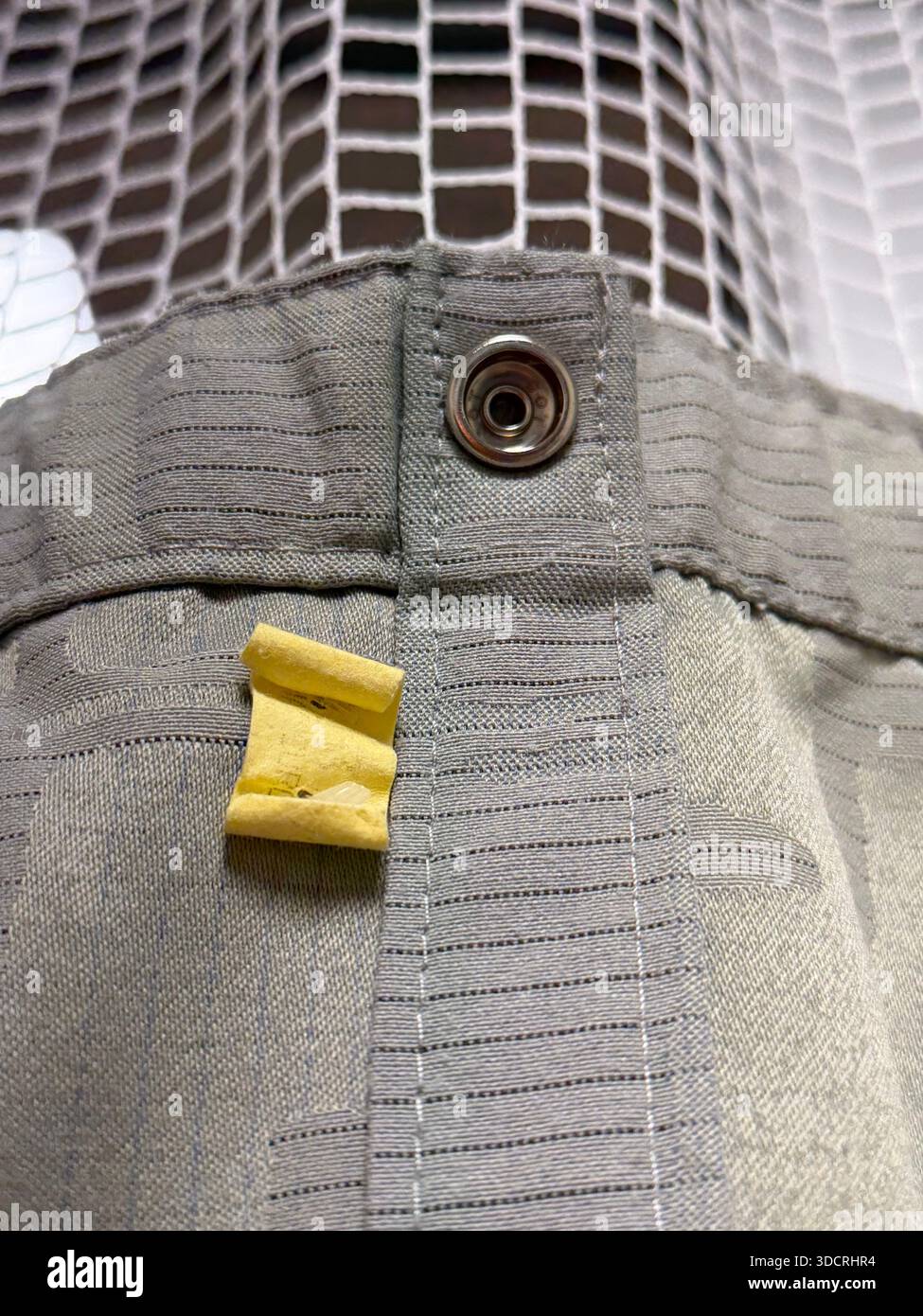 Une salle de chirurgie ambulatoire propre et moderne avec une table d'opération, des lumières chirurgicales, du matériel de surveillance et des instruments stériles disposés pour être efficaces Banque D'Images