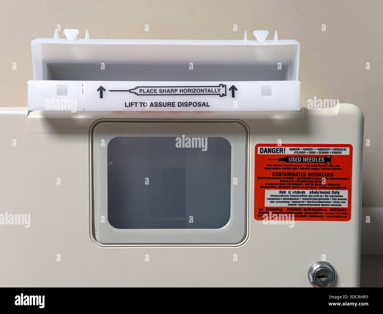 Une salle de chirurgie ambulatoire propre et moderne avec une table d'opération, des lumières chirurgicales, du matériel de surveillance et des instruments stériles disposés pour être efficaces Banque D'Images