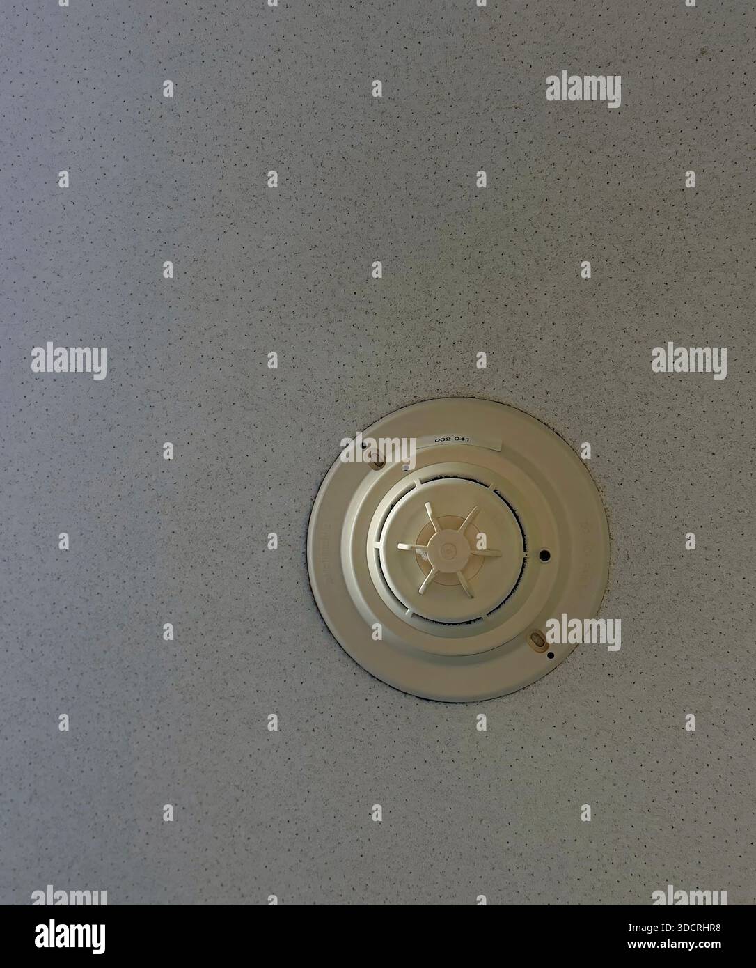 Une salle de chirurgie ambulatoire propre et moderne avec une table d'opération, des lumières chirurgicales, du matériel de surveillance et des instruments stériles disposés pour être efficaces Banque D'Images