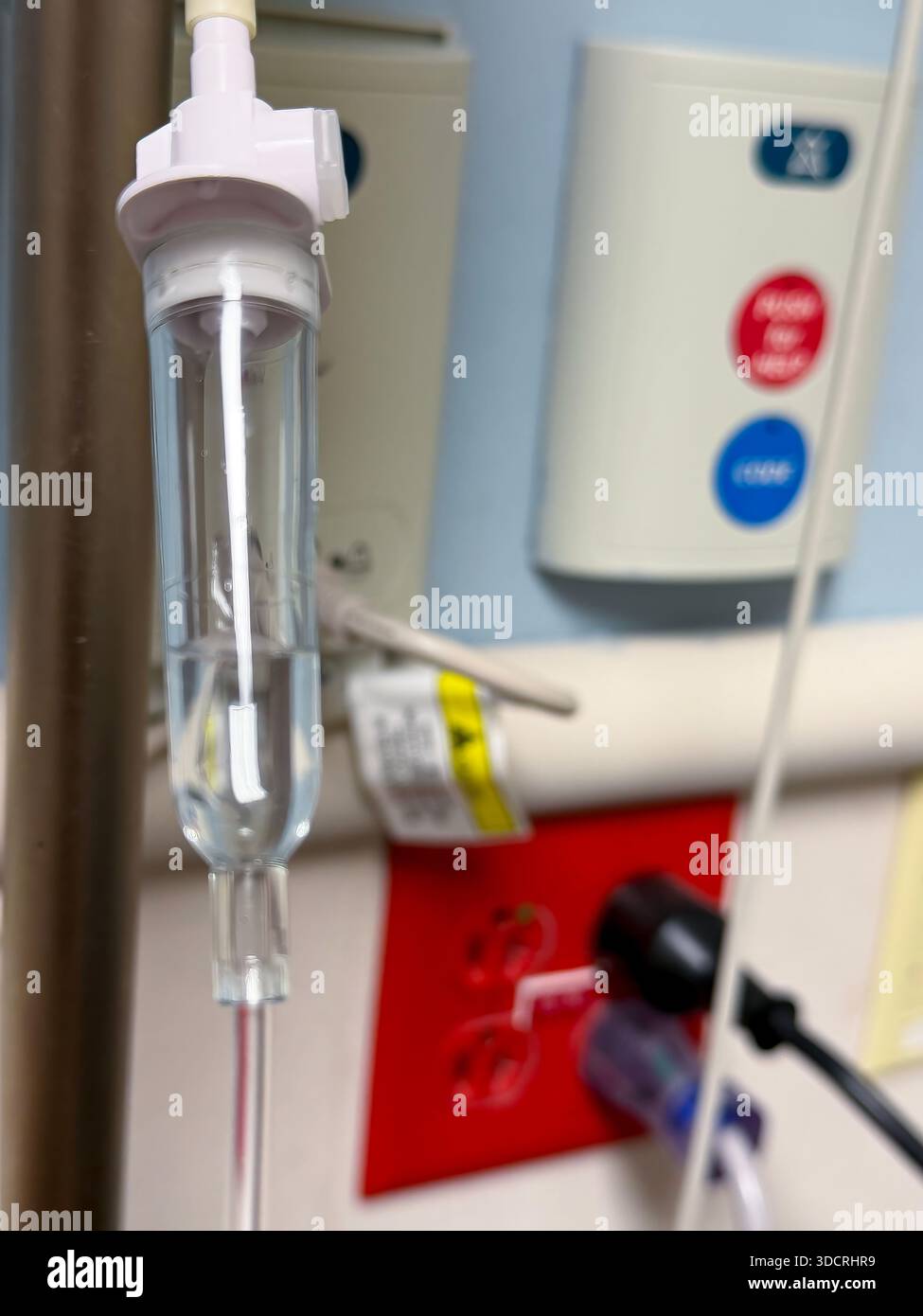 Une salle de chirurgie ambulatoire propre et moderne avec une table d'opération, des lumières chirurgicales, du matériel de surveillance et des instruments stériles disposés pour être efficaces Banque D'Images