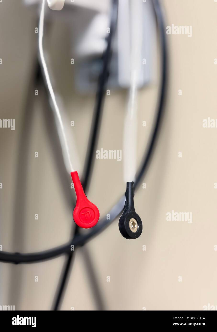 Une salle de chirurgie ambulatoire propre et moderne avec une table d'opération, des lumières chirurgicales, du matériel de surveillance et des instruments stériles disposés pour être efficaces Banque D'Images