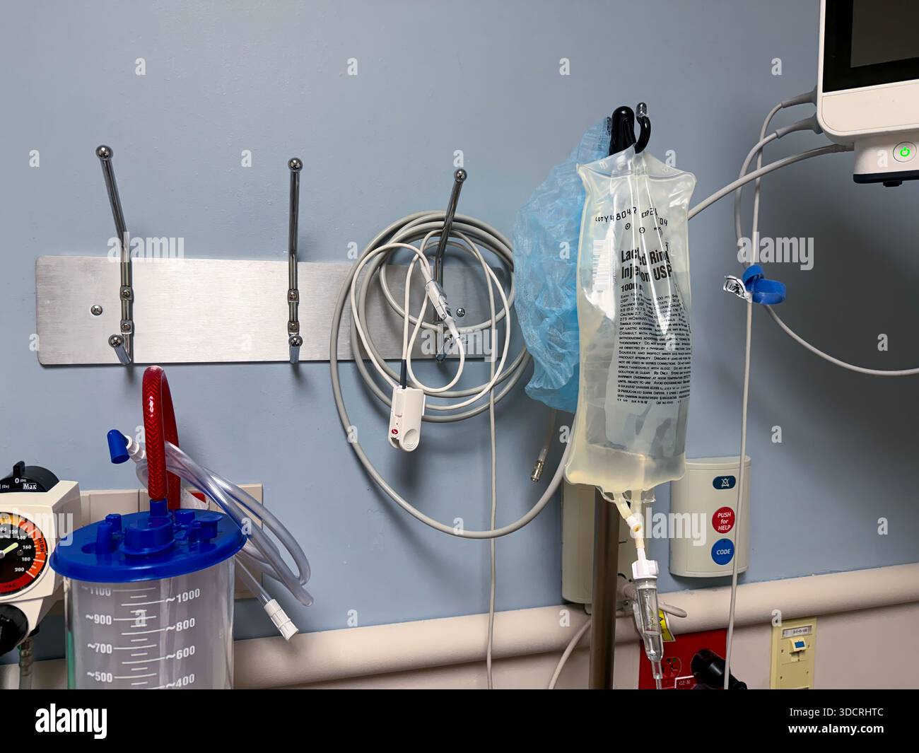 Une salle de chirurgie ambulatoire propre et moderne avec une table d'opération, des lumières chirurgicales, du matériel de surveillance et des instruments stériles disposés pour être efficaces Banque D'Images