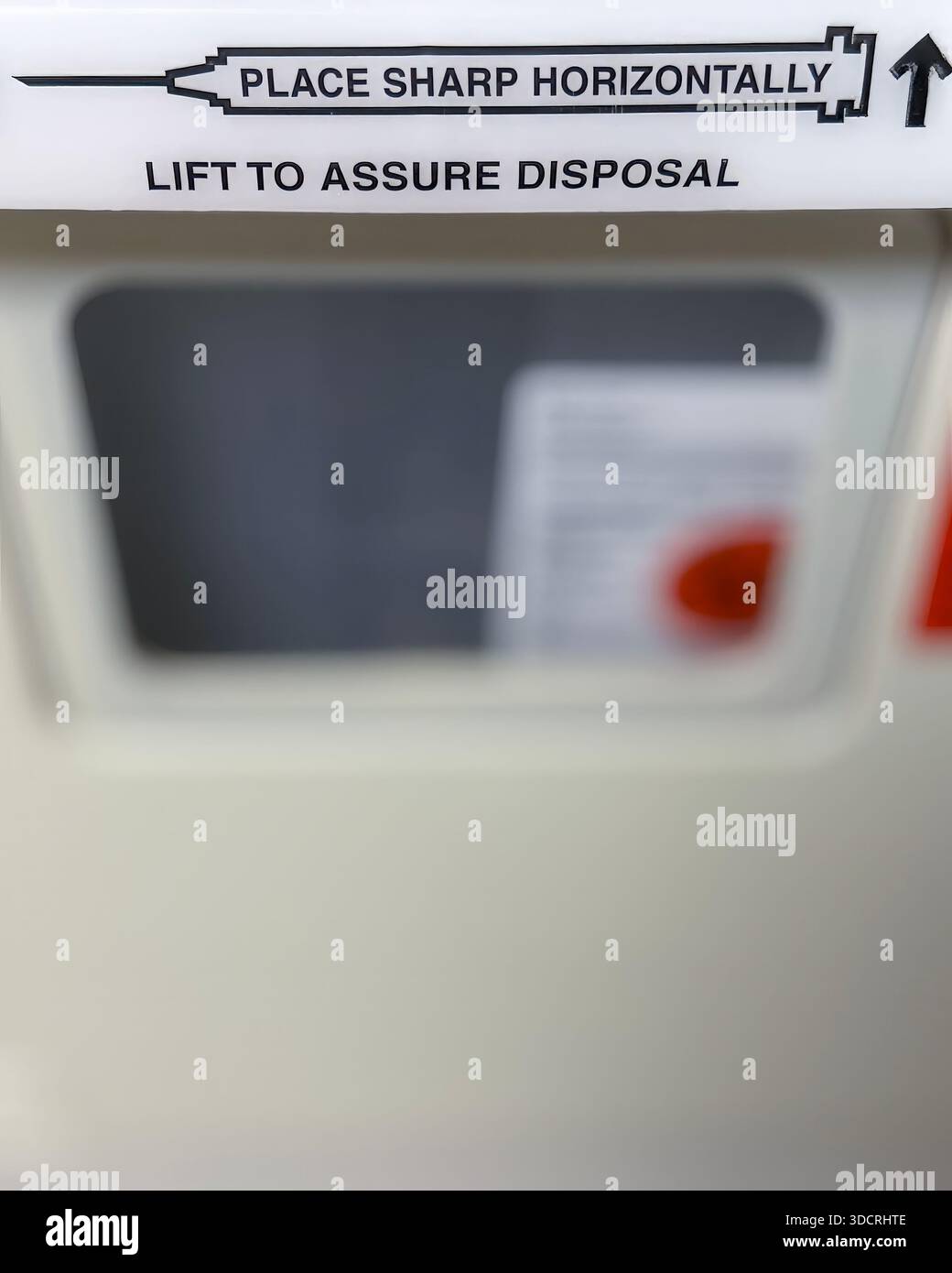 Une salle de chirurgie ambulatoire propre et moderne avec une table d'opération, des lumières chirurgicales, du matériel de surveillance et des instruments stériles disposés pour être efficaces Banque D'Images