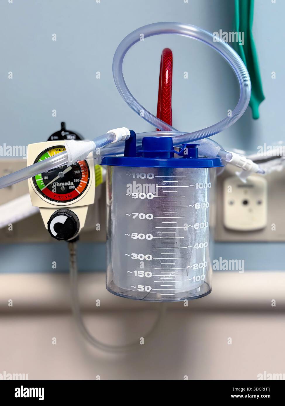 Une salle de chirurgie ambulatoire propre et moderne avec une table d'opération, des lumières chirurgicales, du matériel de surveillance et des instruments stériles disposés pour être efficaces Banque D'Images