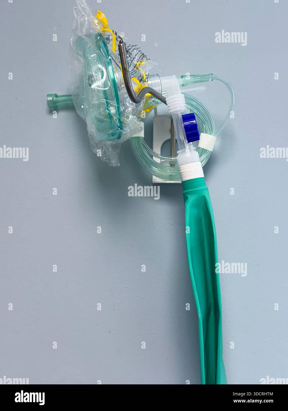 Une salle de chirurgie ambulatoire propre et moderne avec une table d'opération, des lumières chirurgicales, du matériel de surveillance et des instruments stériles disposés pour être efficaces Banque D'Images