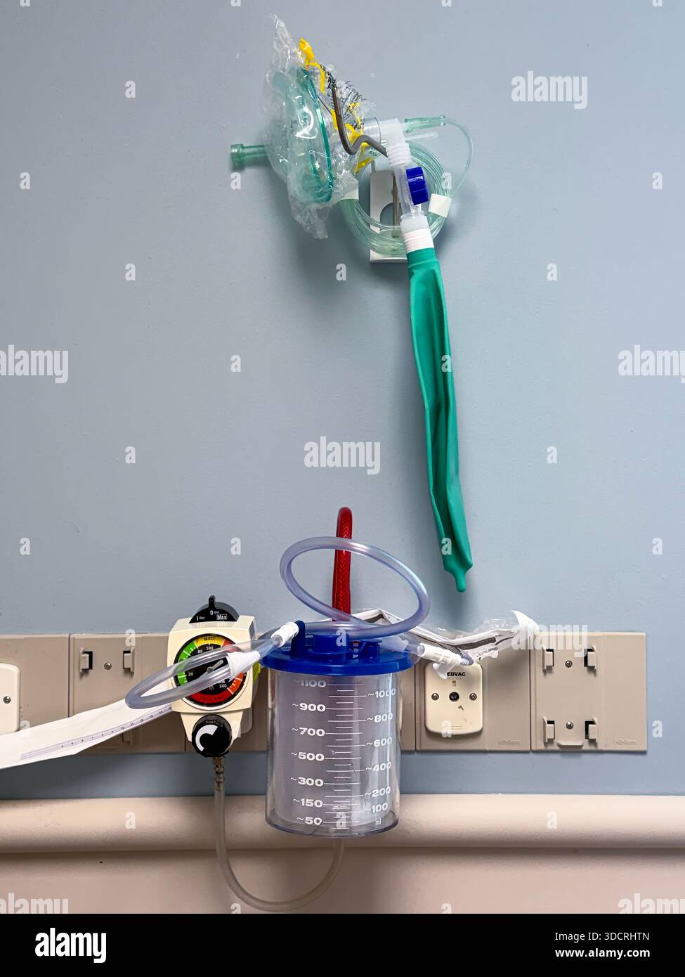 Une salle de chirurgie ambulatoire propre et moderne avec une table d'opération, des lumières chirurgicales, du matériel de surveillance et des instruments stériles disposés pour être efficaces Banque D'Images