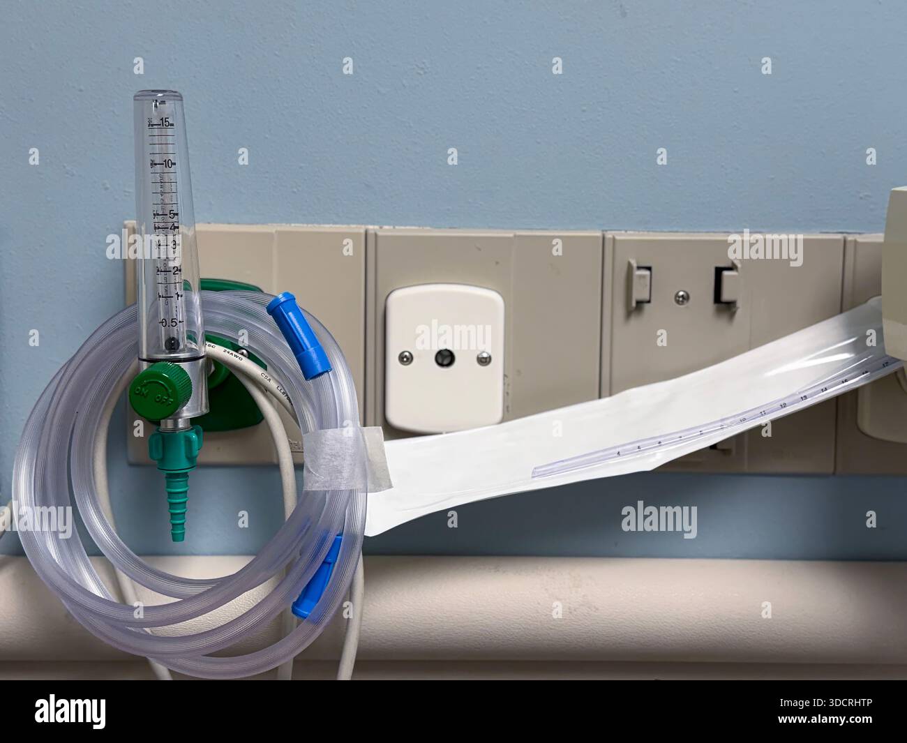 Une salle de chirurgie ambulatoire propre et moderne avec une table d'opération, des lumières chirurgicales, du matériel de surveillance et des instruments stériles disposés pour être efficaces Banque D'Images